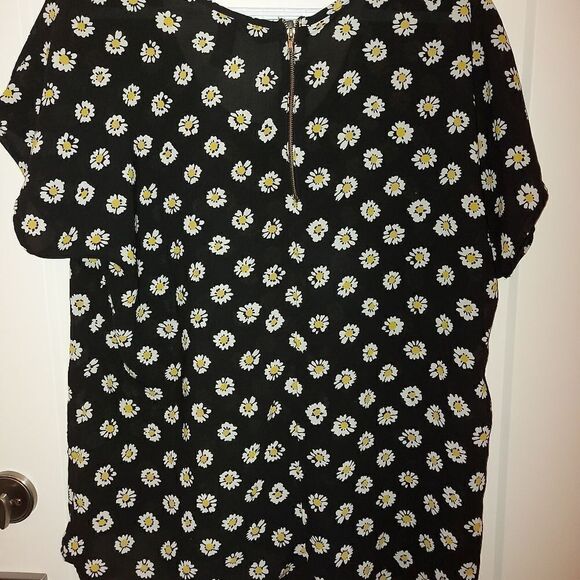 FUN & Flirt  daisy blouse - Picture 2 of 4